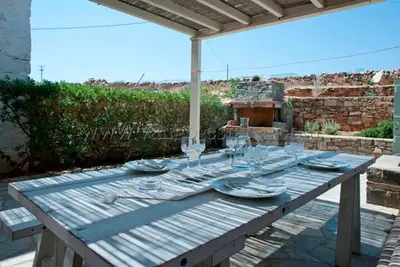 Image de Stone house in Cycladic architecture combines great outdoor and indoor spaces