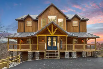Image de Huge 5 Bedroom w/ Hot Tub, Fire Pit, WiFi, Arcade, King Beds, Long Range View!