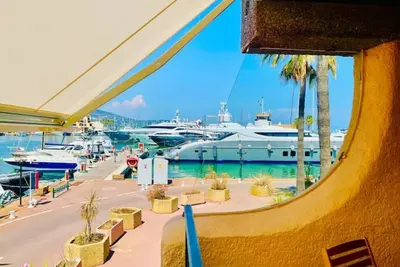 Image de MarinesAppartement : Vue sur les yachts à 2 min Saint-Tropez