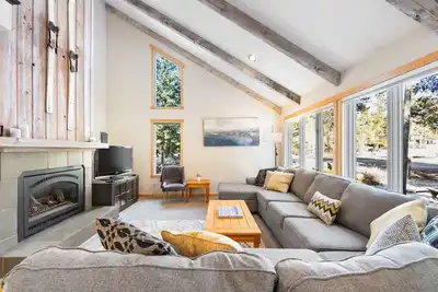 Image de Mountain Views from Private Hot Tub and Balcony and Large Windows