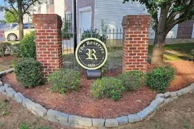 Image de Entire home 2 mi to Masters, close to dining, etc. \n\n