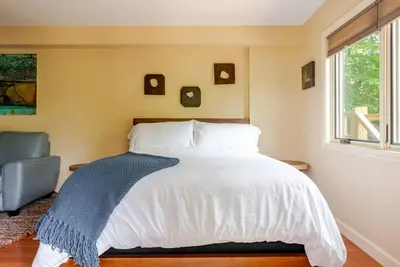 Image de Home for Holidays The Aerie Treehouse Near Asheville - Pet Friendly