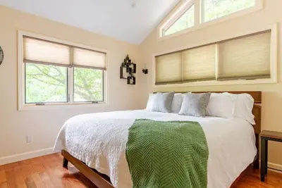 Image de Home for Holidays Crows Nest Treehouse Near Asheville Pet Friendly