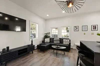 Image de Quaint Home Near Boston & Salem with private yard