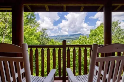 Image de Stunning 5bd Cabin! Hot Tub +Close to Town +Views!
