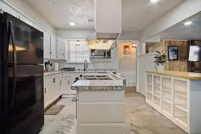 Image de Cozy home with fenced yard in Midwest City\n\n