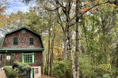 Image de Cozy and comfortable. Just a few minutes walk to the Square and the University.