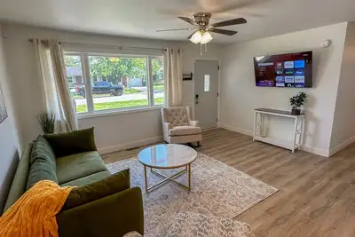 Image de Renovated 3 Br 2 Ba Entire Home with Game Room! 5 Minutes to Ball State!