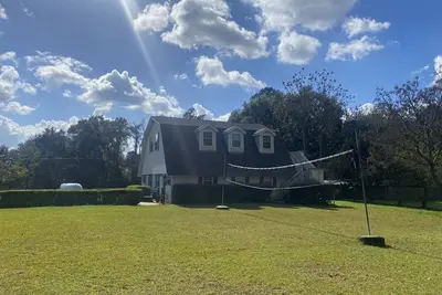 Image de 5 Bd 2-story home, family friendly quiet country setting, volleyball court!