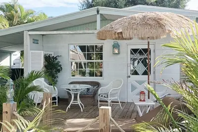 Image de Coastal Cottage, 3/4 mi to Vanderbilt Beach & Delnore Wiggins, Two Private Decks