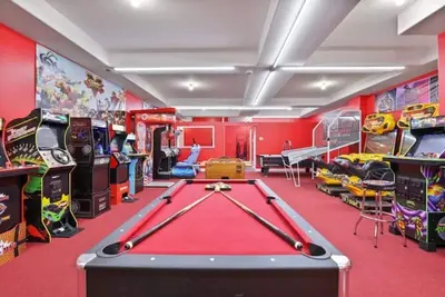 Image de Belmont Pleasures - hot tub / arcade gaming room