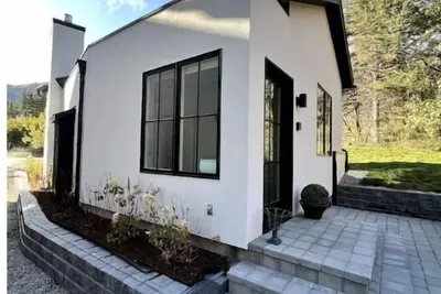 Warm Springs Chalet - luxe mountain. retreat. Close to skiing, hiking & biking.