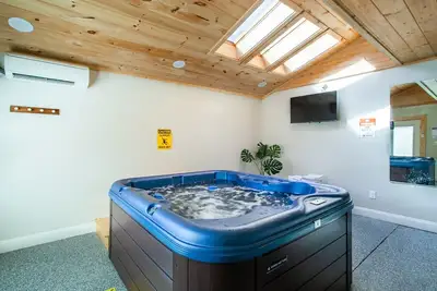 Image de Rustic Mountain Retreat: Cozy Sunroom, Pool, Theater & Hot Tub