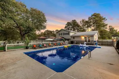 Image de Private Pool & Fire Pit w/ Gazebo & Grill. Family Friendly 4 bedroom home.