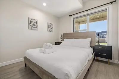 Image de 1br Walk Out Suite » Backyard » Patio » 65” Tv