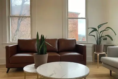 Image de Stylish home overlooking the city, walkable to streetcar!