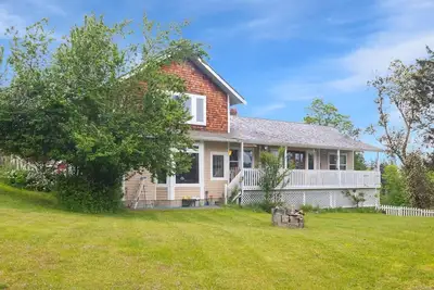 Image de Wholesome farmhouse retreat in Cowichan Valley w\/ walkable garden. Pet-friendly!