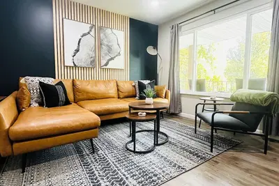 Image de 2 Bdrm Apt with Washer Dryer Patio and fireplace