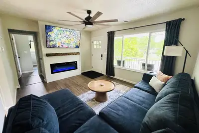Image de 2 Bd Apt King Bed Washer & Dryer Fireplace Cable Internet