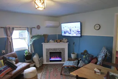 Image de Boho-Chic Style: Furnished, Fireplace, Hardwood Floors, W/D, Calm, Quiet & Cool