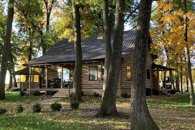 Image de Modern Log Cabin in woods with two gas fireplaces; 20 acres; great location.