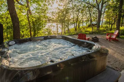 Retreat 95 - Beautiful cabin with hot tub and tiki bar at Pelican Lake