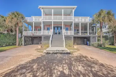 Image de Sullivan's Island Retreat: Spacious 6br Beach House with Ocean Views