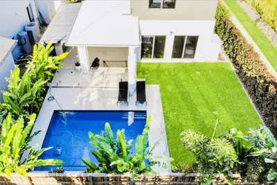 Image de Mod lux family home. 20m to Southbank & 30m to theme parks. A/C Pool Bball hoop
