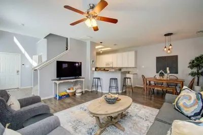 Image de Lovely Family Home with Backyard and Garage!
