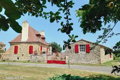 Image de Grange aménagée dans un bourg de maisons anciennes au coeur du Périgord noir!