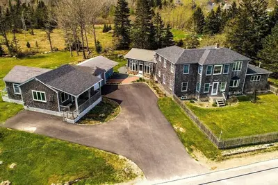 Image de Comfy \"Mini-estate\" on Iconic Corea Harbor