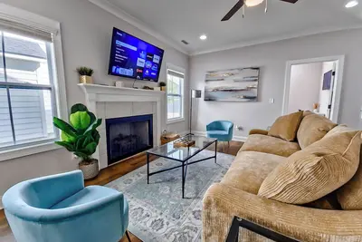 Image de Charlotte Oasis 4br/2. 5ba-Cozy and Charming Home Close To Uptown