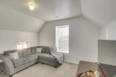 Image de 1 Block to Town! Convenient Logan Apartment