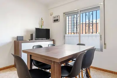 Image de Appartement 'Central Modern 2bdr' avec terrasse partagée, Wi-Fi et climatisation