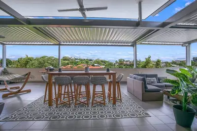 Image de Top of Taringa Penthouse with Sweeping Views