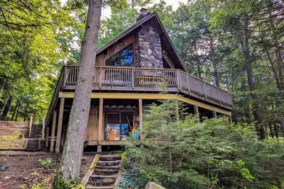 Image de Quintessential lakefront cabin with canoe, grill, wood-burning fireplace, & Ac