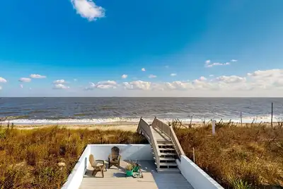 Image de Sprawling beachfront home with alfresco dining, grill, games, W/D, & open layout