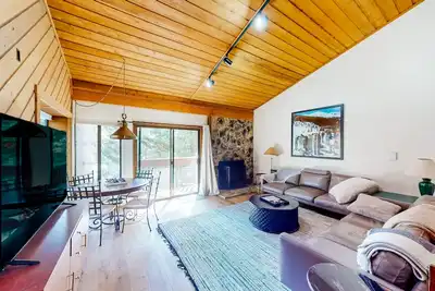 Image de Condo near lake & skiing with on-site pool, hot tub, & sauna