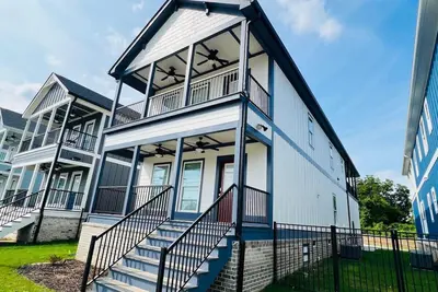 Image de Luxury 4b/4. 5b Home, Ev Charger, deck by Mcg #10