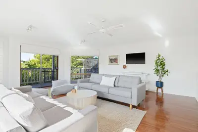 Image de Escape Away by Ready Set Stay - walk to the beach