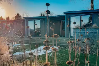 Image de Cozy Hotellodge in the Veluwe for 2+2 guests with private bathroom, kitchenette, and terrace. Located in 5-star Holiday Park De Boshoek.