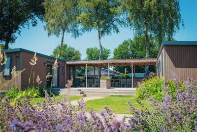 Image de Enjoy a cozy family vacation in the 6-person Family Lodges on the Veluwe. Perfect for families, with modern amenities and an ideal location!