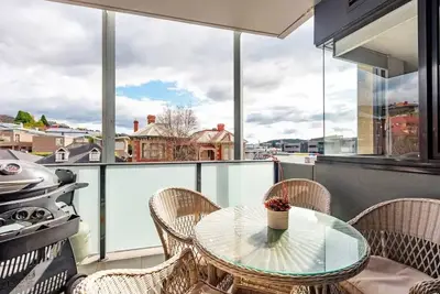 Image de Soak up the City Lifestyle in the Heart of Hobart