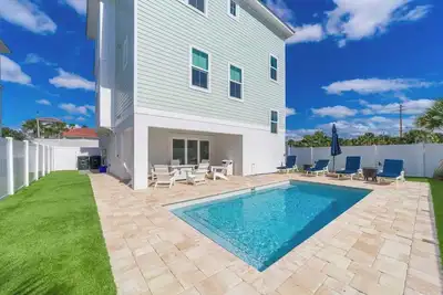 Image de Endless Summer Oasis heated pool and putting green