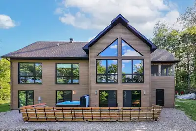 Image de Chalet à la montagne, sur le golf et près du ski, Spa