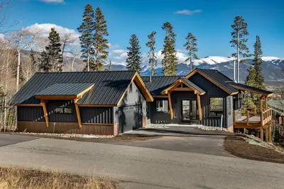 Ptarmigan Lookout Retreat: Mountain Views, 30+ Nights