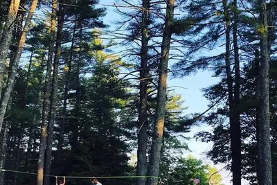 Image de 60's Heirloom Log Cabin on the water, Book Fall and watch the leaves turn 🍁