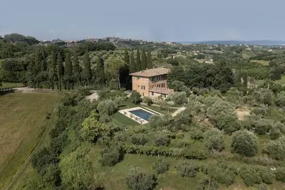 Image de Spacious villa with stunning pool, luscious gardens