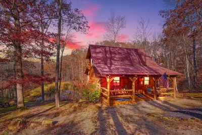 Image de Water's Edge Retreat- 2 br\/2 ba pet friendly cabin with pond, screened porch, and hot tub!