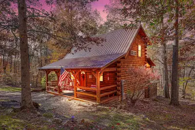 Image de Tranquility Ridge- Gorgeous 2 bedroom, 2 bath, pet-friendly cabin on 5 wooded acres with hot tub!